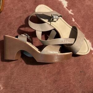 Me Too Women's Tan and Brown Sandal